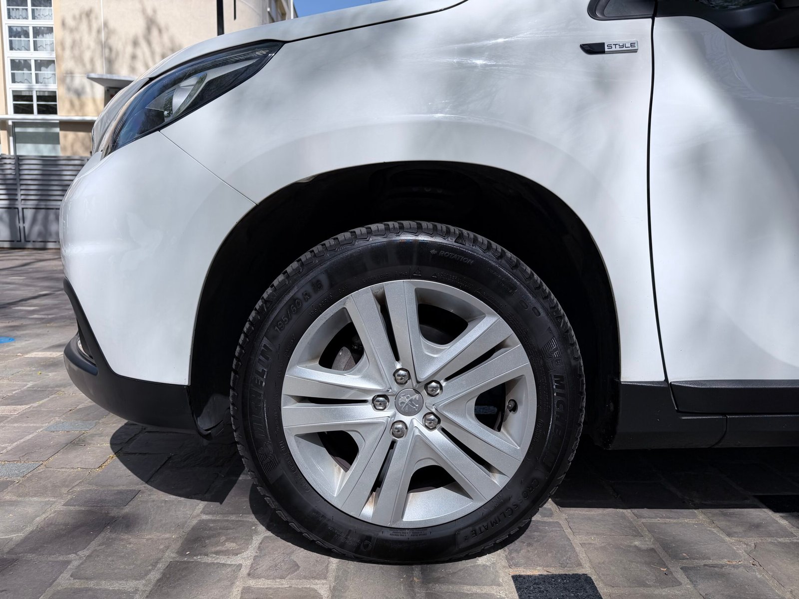 Peugeot 2008 style 1.2 essence 82ch