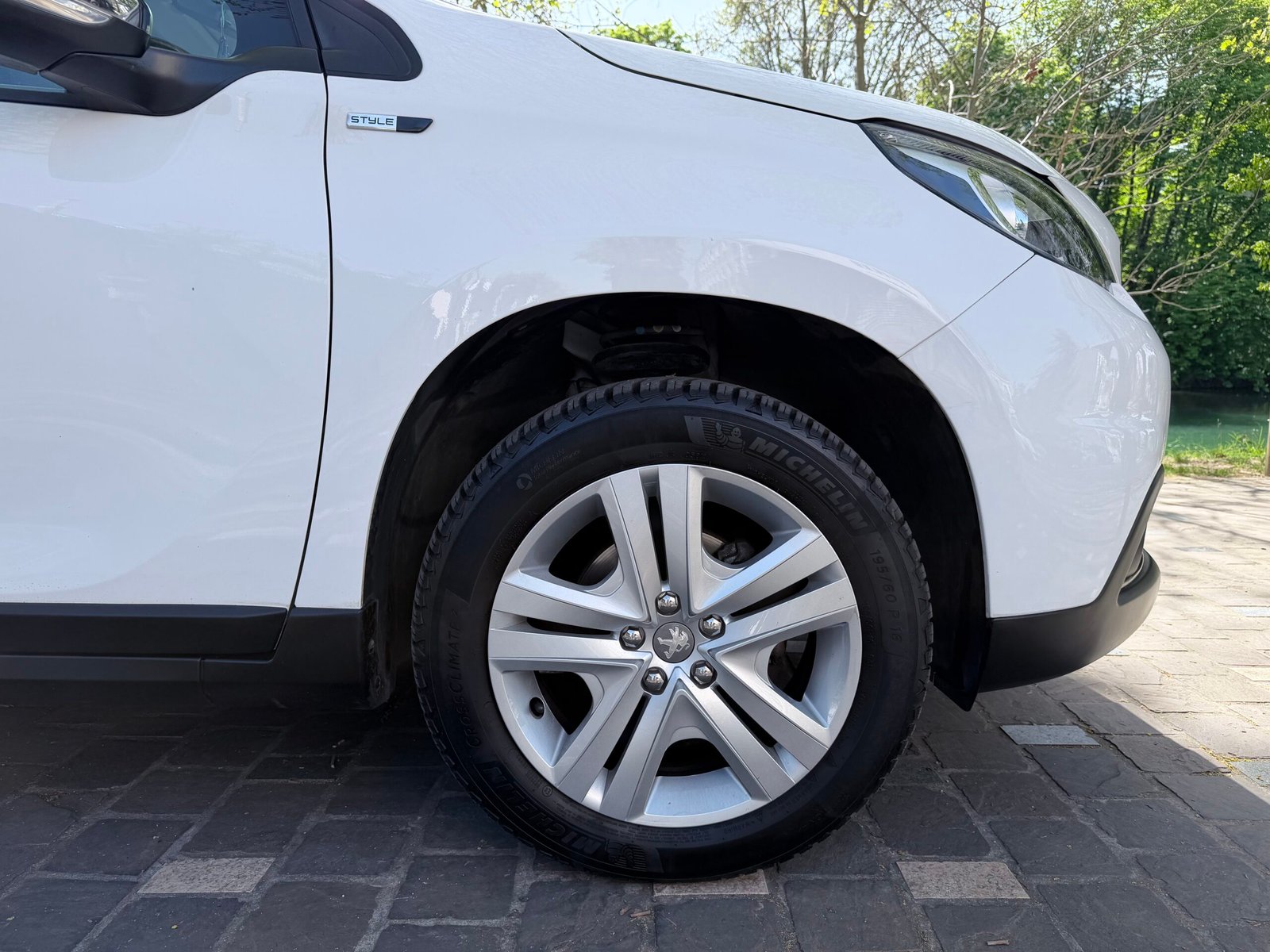 Peugeot 2008 style 1.2 essence 82ch