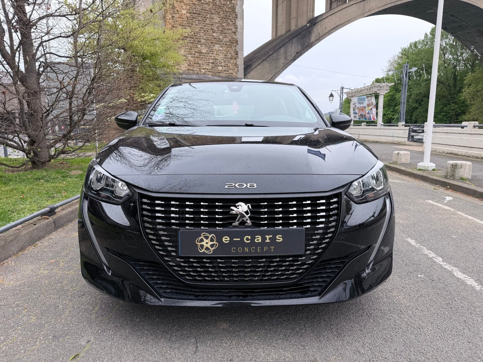 Peugeot 208 allure boîte automatique 1.2 essence 130