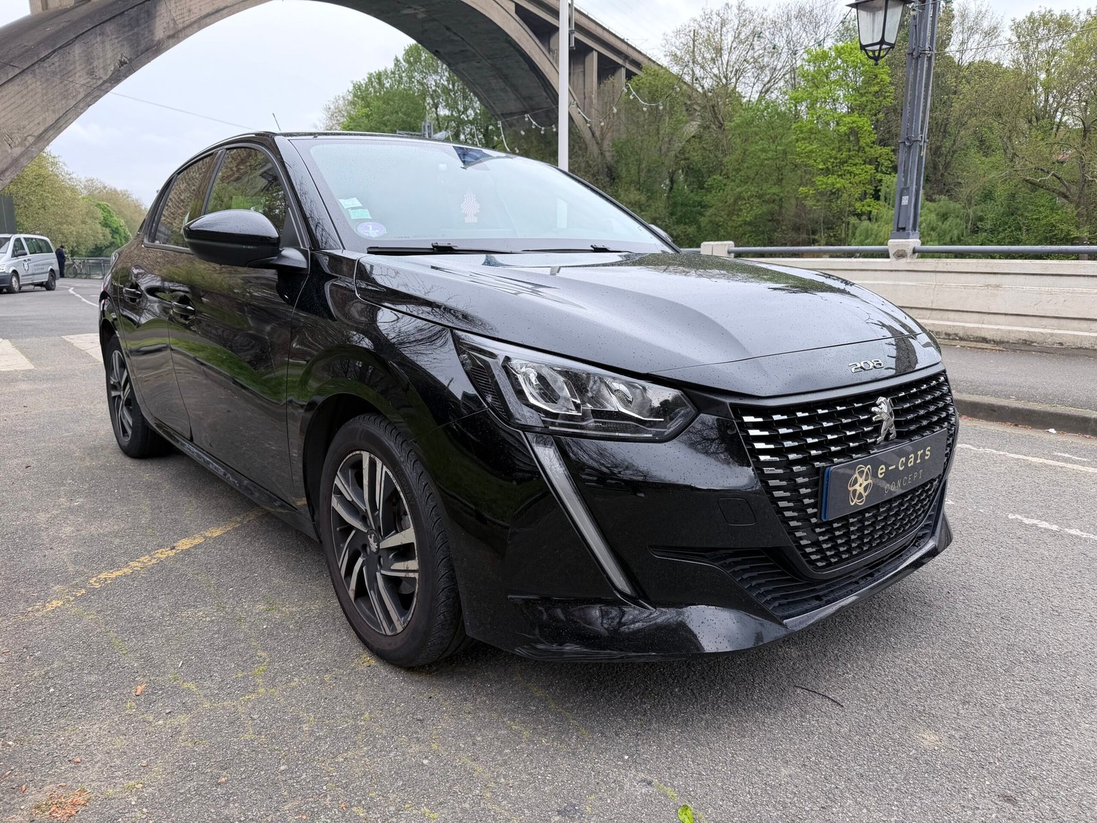 Peugeot 208 allure boîte automatique 1.2 essence 130