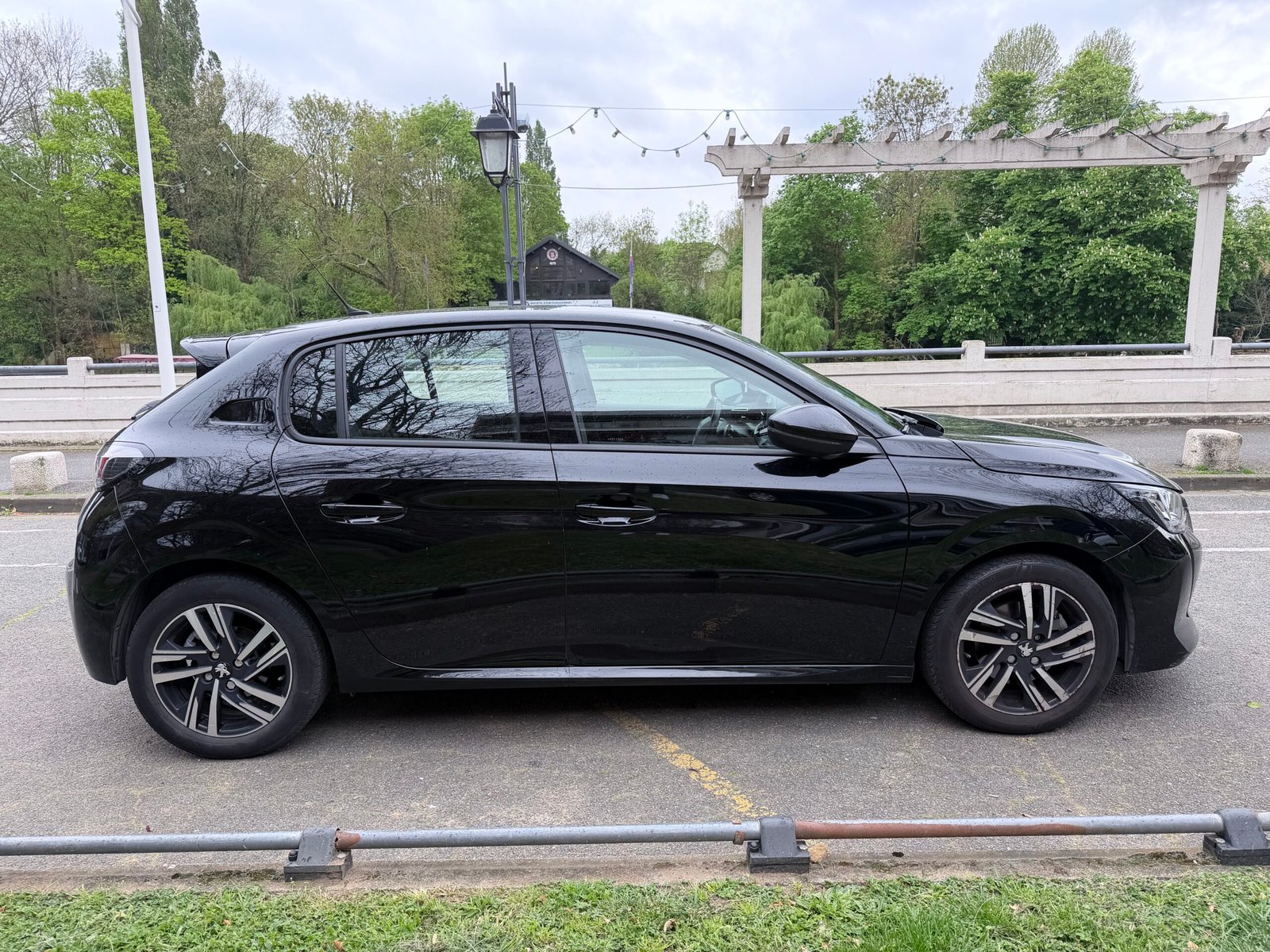 Peugeot 208 allure boîte automatique 1.2 essence 130