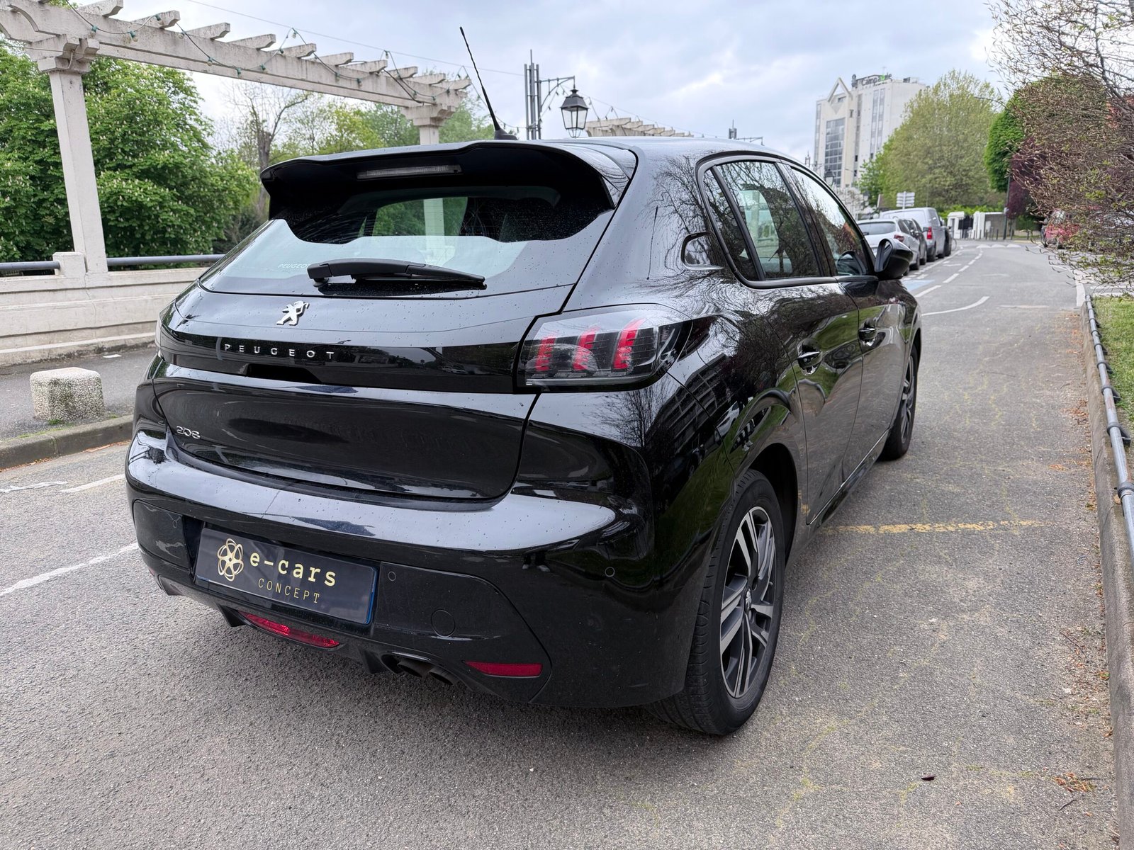 Peugeot 208 allure boîte automatique 1.2 essence 130