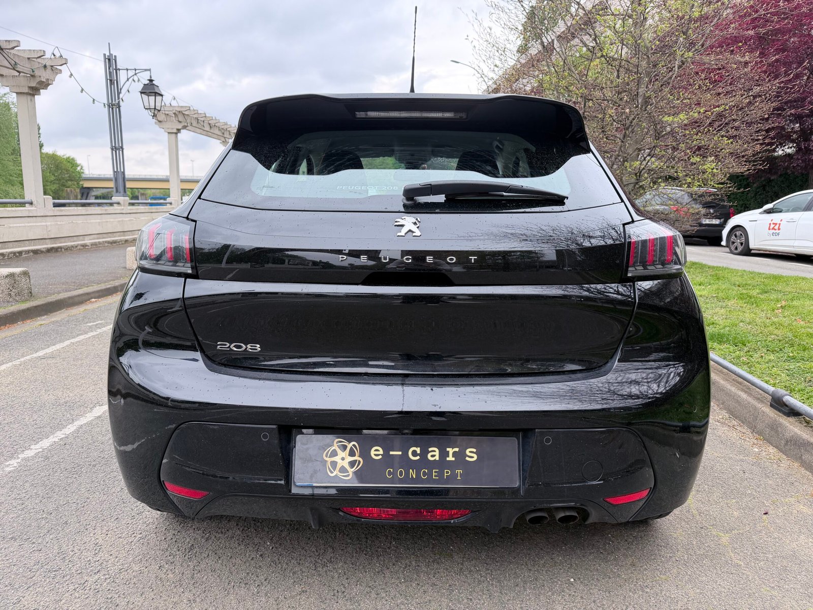 Peugeot 208 allure boîte automatique 1.2 essence 130