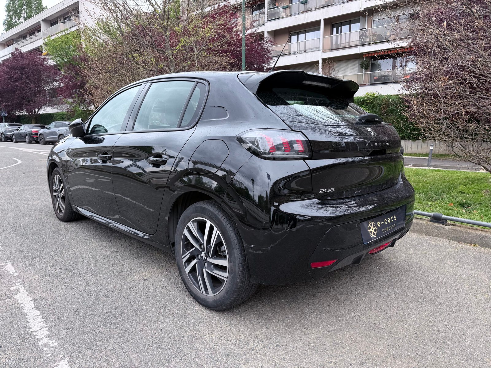 Peugeot 208 allure boîte automatique 1.2 essence 130