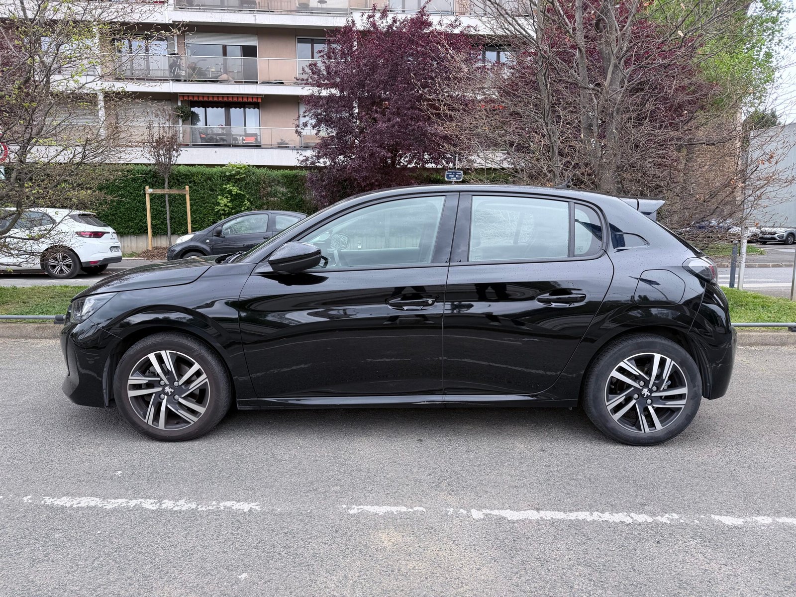 Peugeot 208 allure boîte automatique 1.2 essence 130