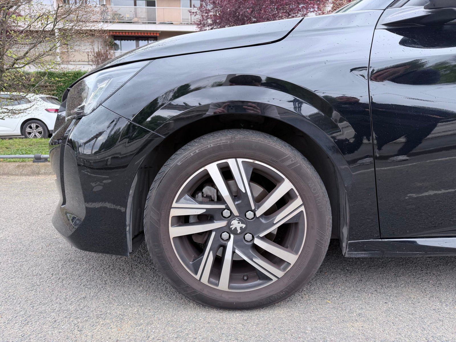 Peugeot 208 allure boîte automatique 1.2 essence 130