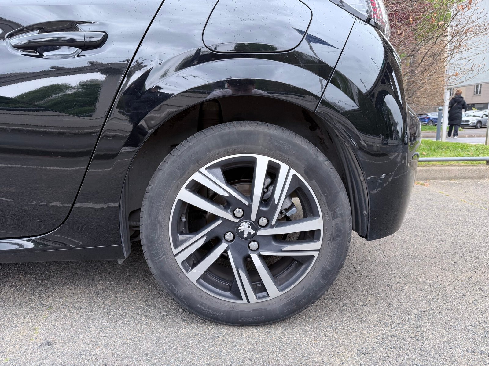 Peugeot 208 allure boîte automatique 1.2 essence 130