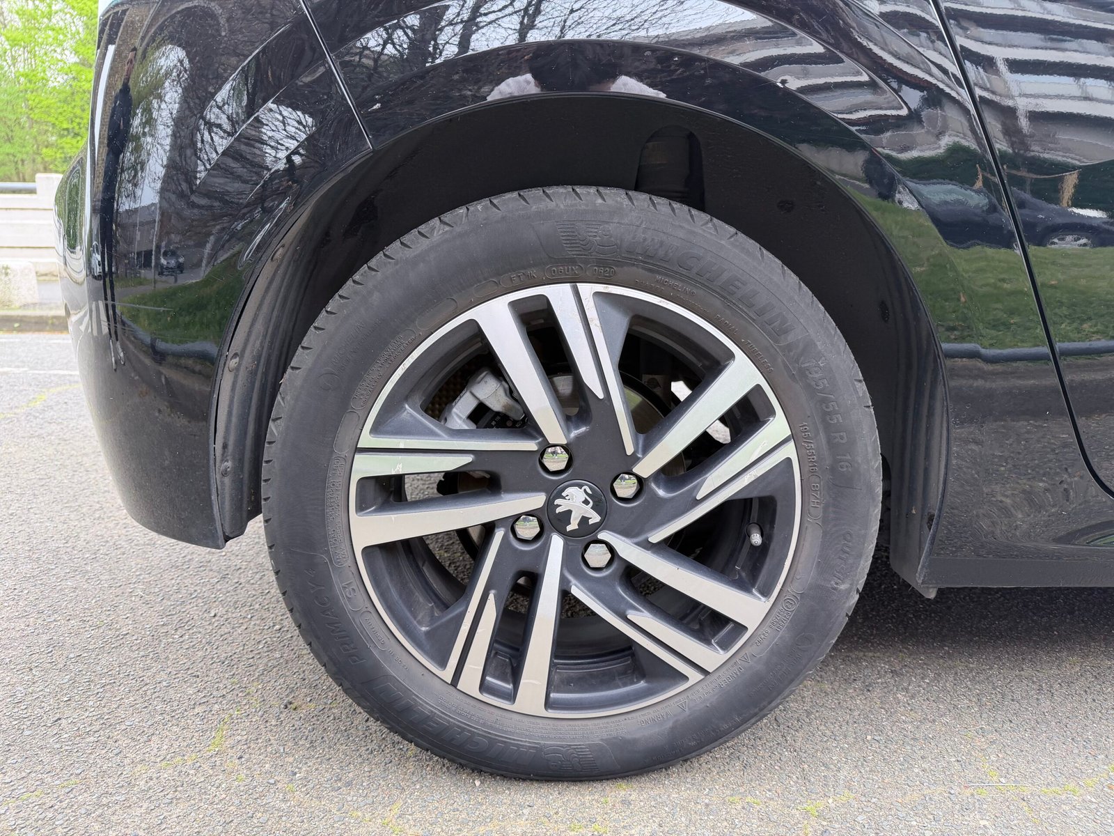 Peugeot 208 allure boîte automatique 1.2 essence 130