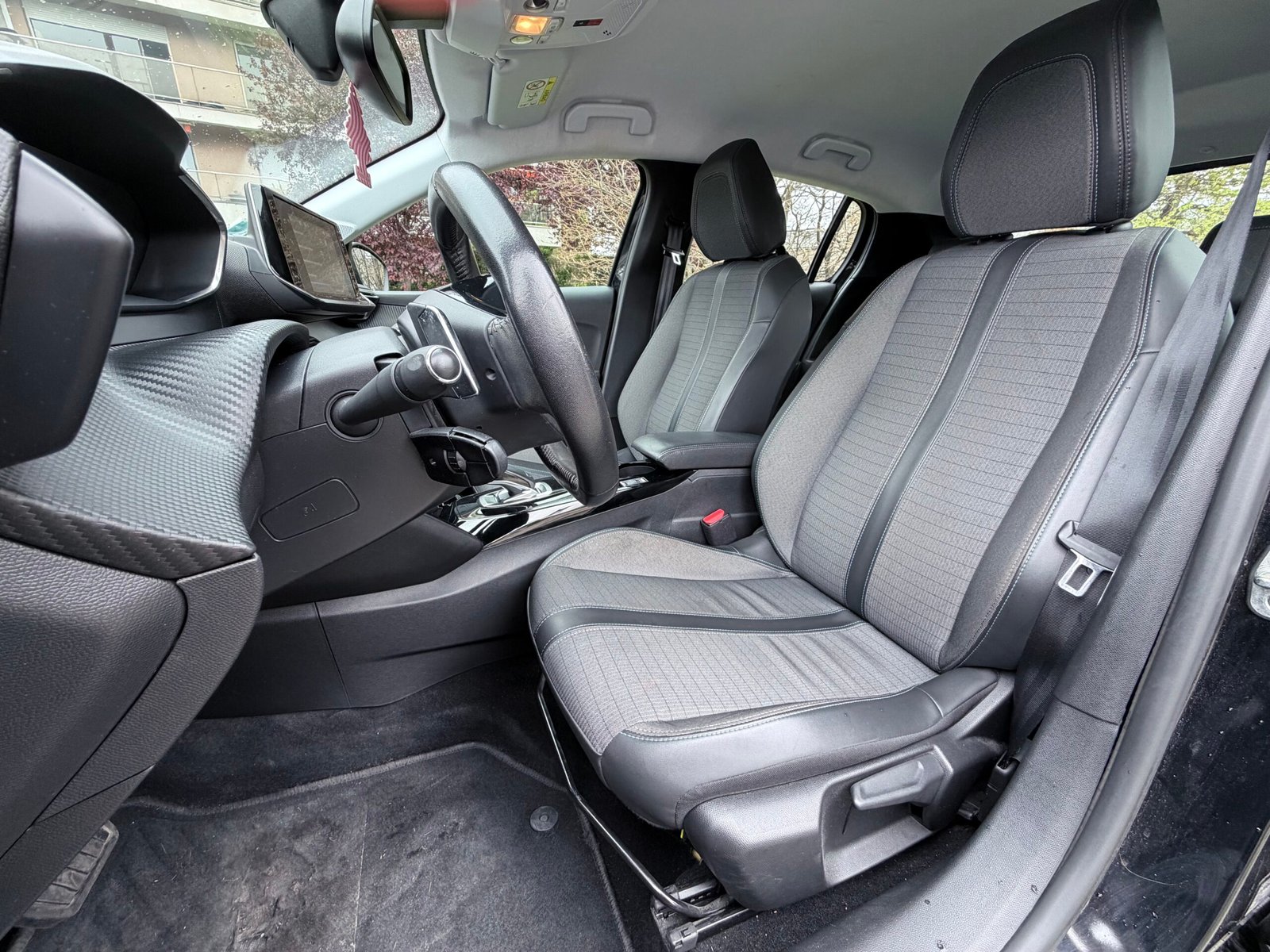 Peugeot 208 allure boîte automatique 1.2 essence 130