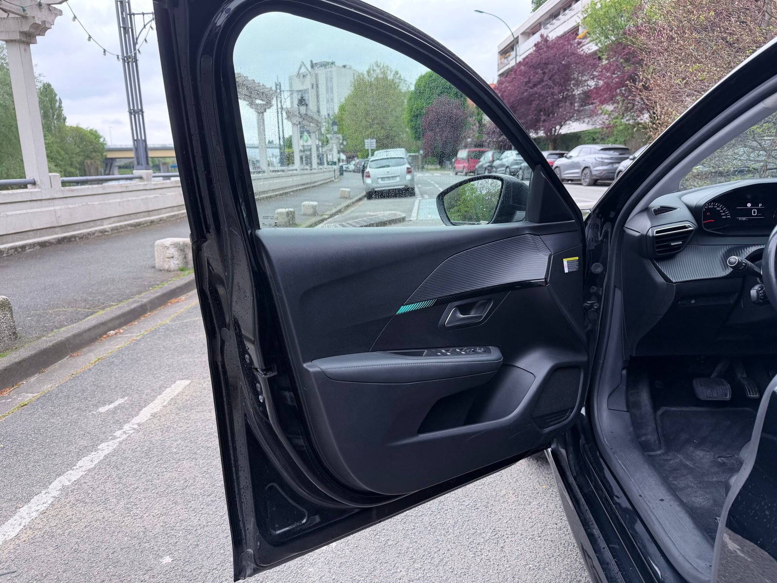 Peugeot 208 allure boîte automatique 1.2 essence 130