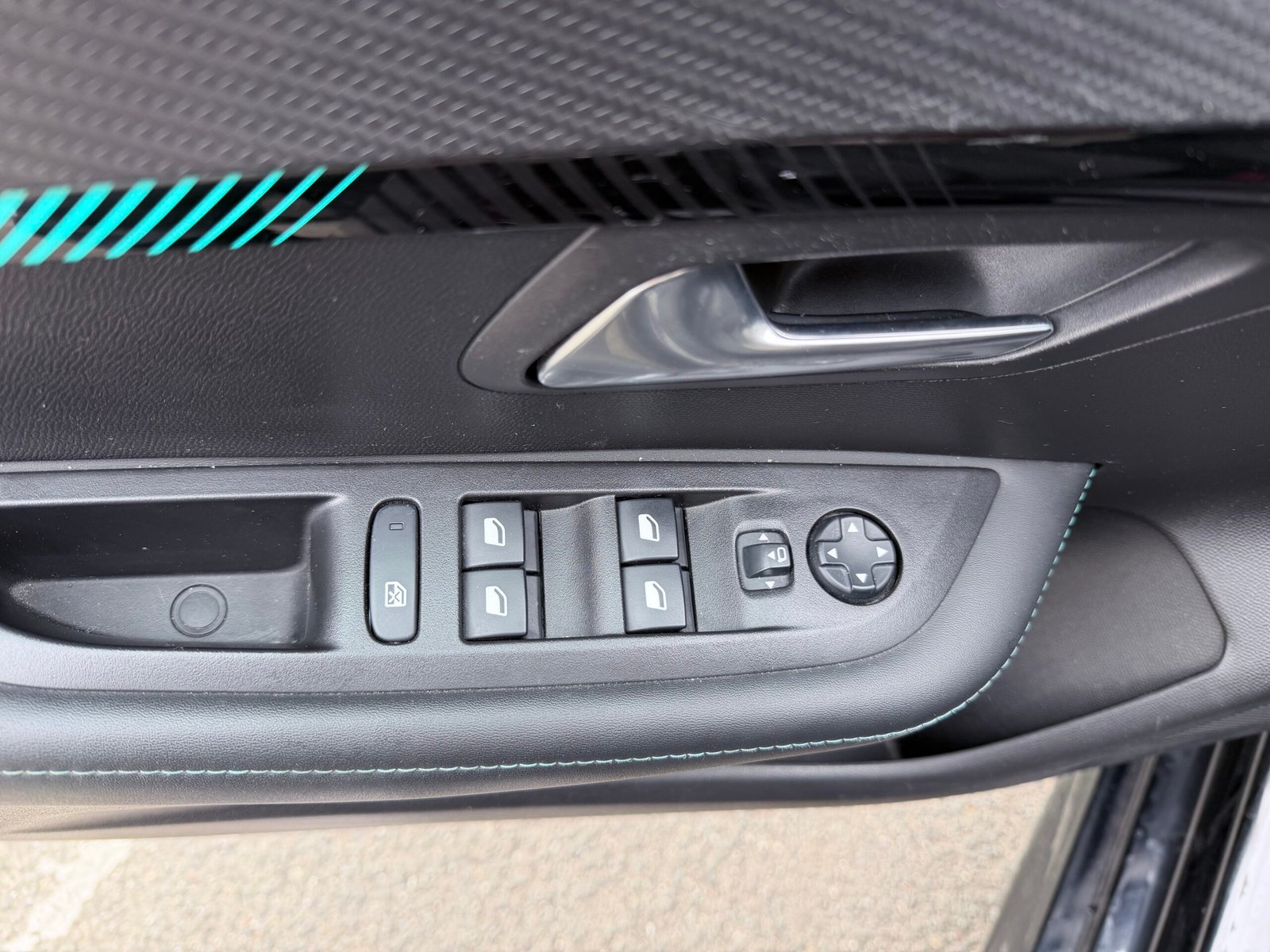 Peugeot 208 allure boîte automatique 1.2 essence 130