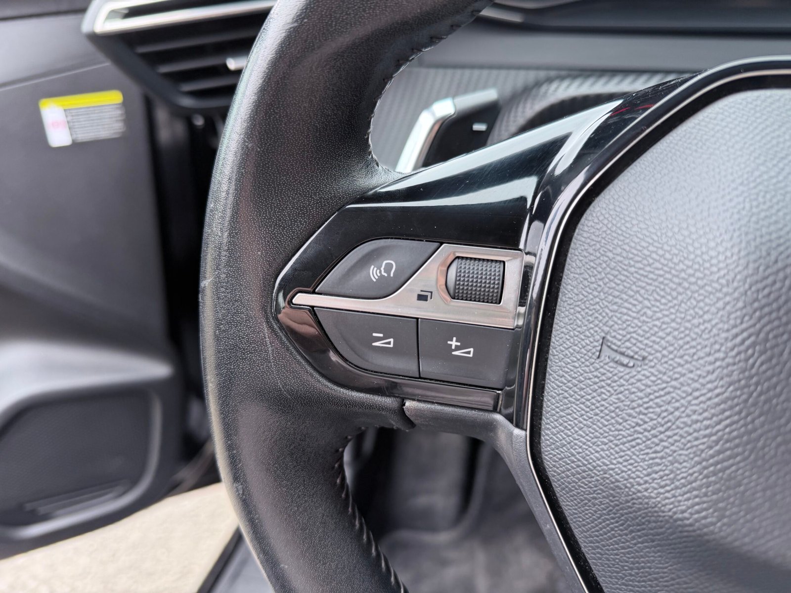 Peugeot 208 allure boîte automatique 1.2 essence 130