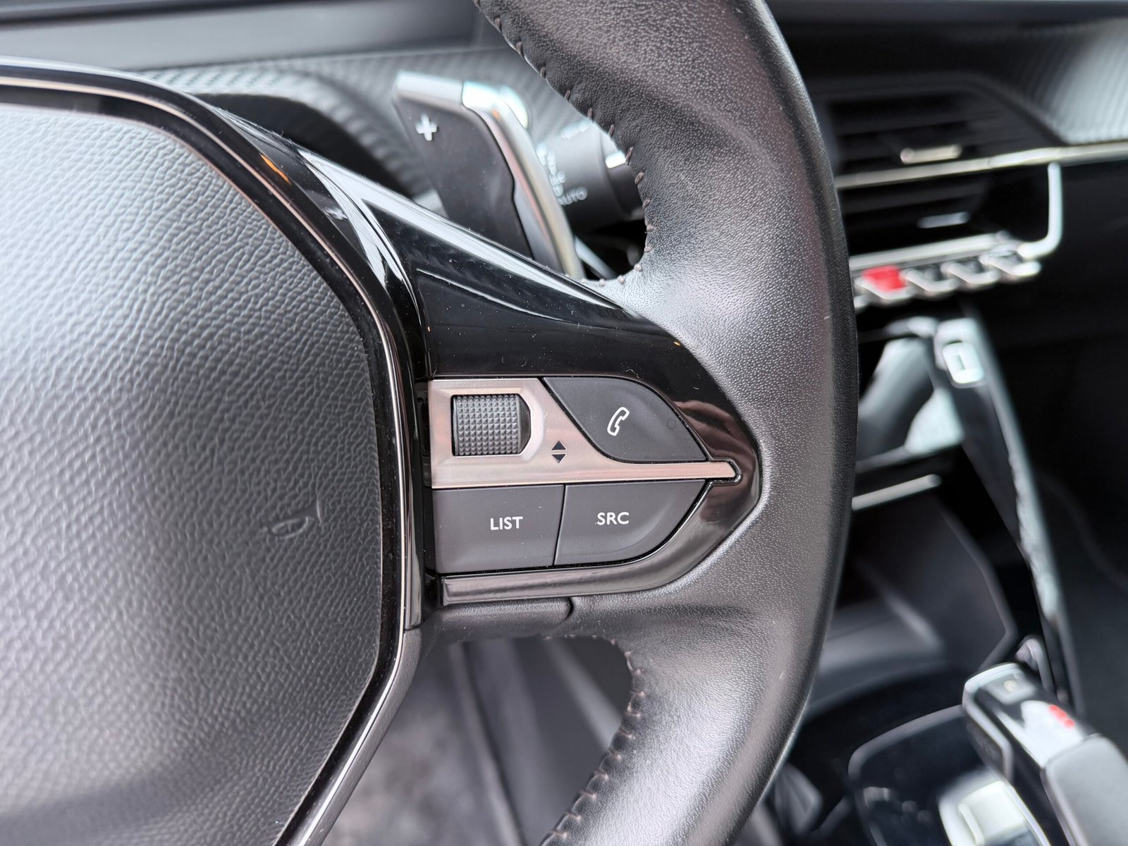 Peugeot 208 allure boîte automatique 1.2 essence 130