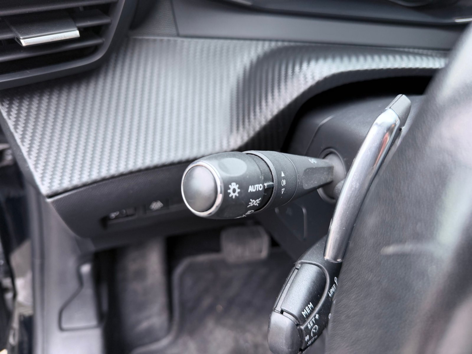 Peugeot 208 allure boîte automatique 1.2 essence 130