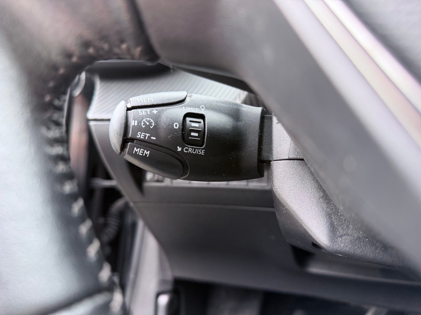 Peugeot 208 allure boîte automatique 1.2 essence 130