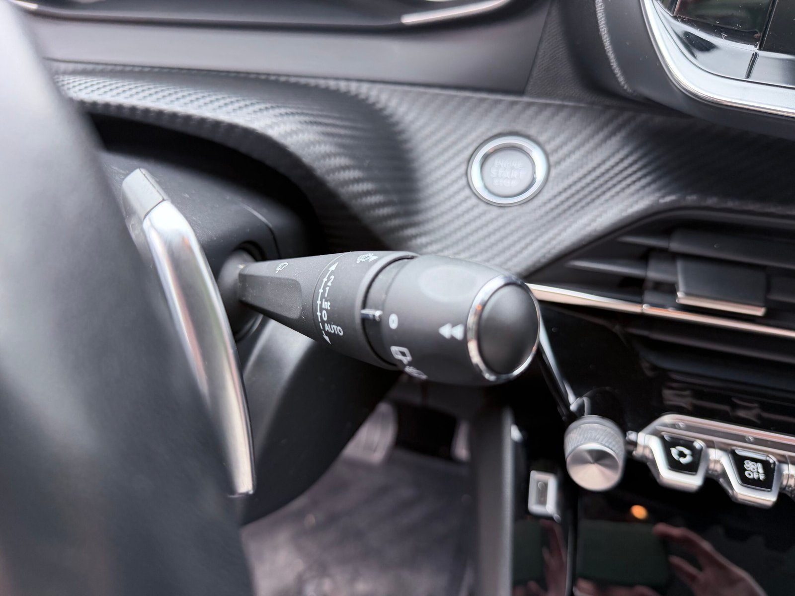 Peugeot 208 allure boîte automatique 1.2 essence 130