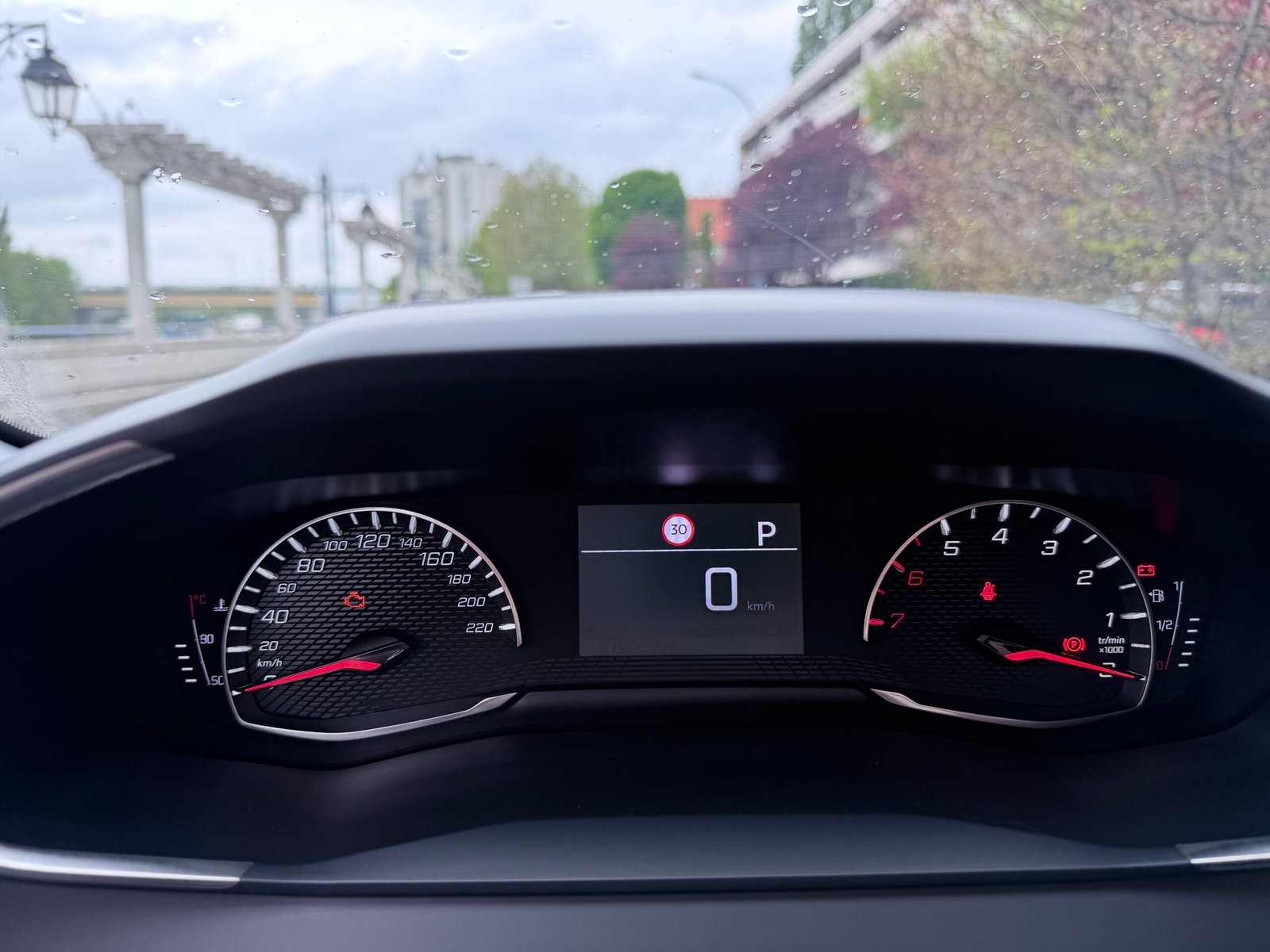 Peugeot 208 allure boîte automatique 1.2 essence 130