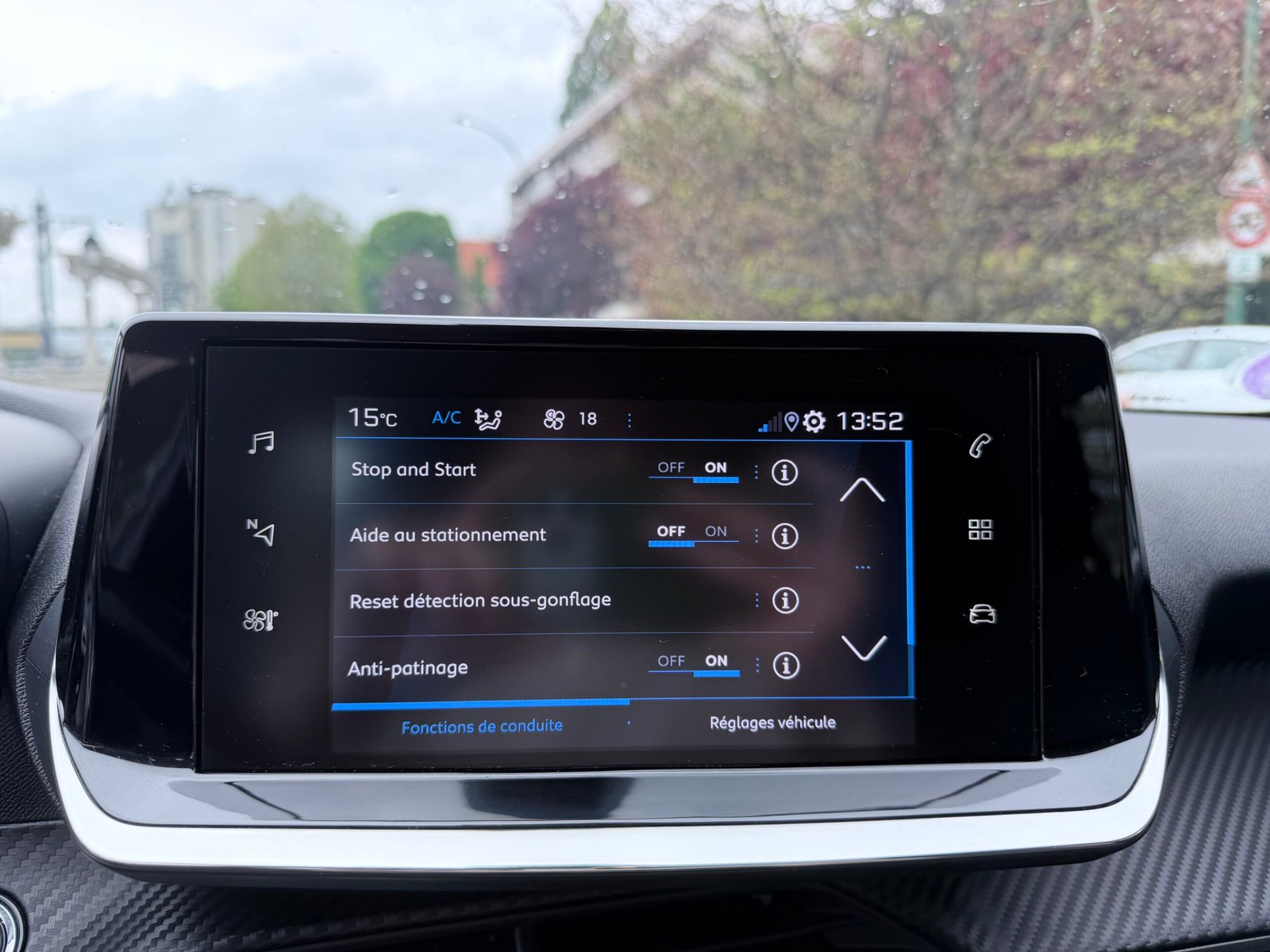 Peugeot 208 allure boîte automatique 1.2 essence 130