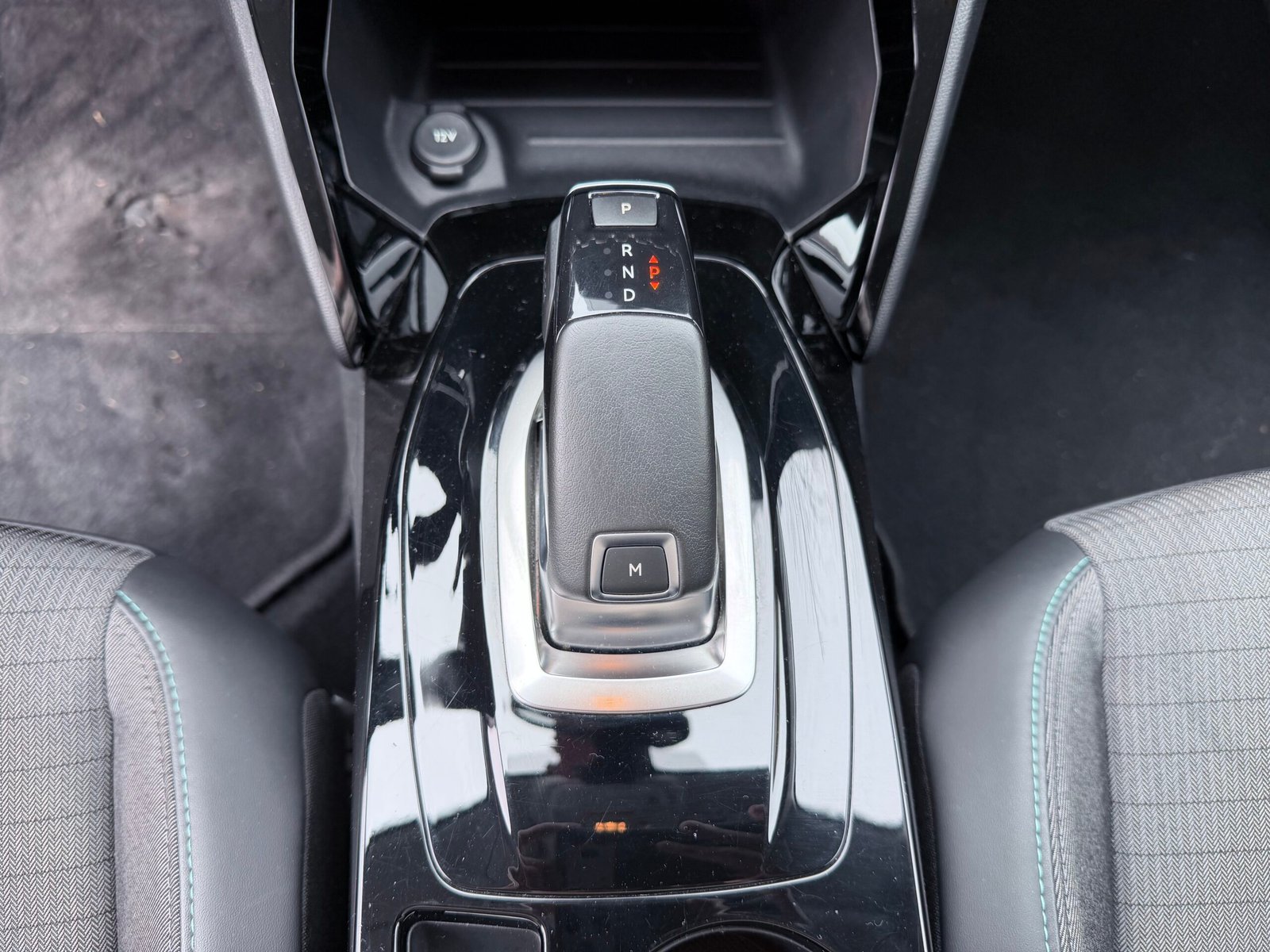 Peugeot 208 allure boîte automatique 1.2 essence 130