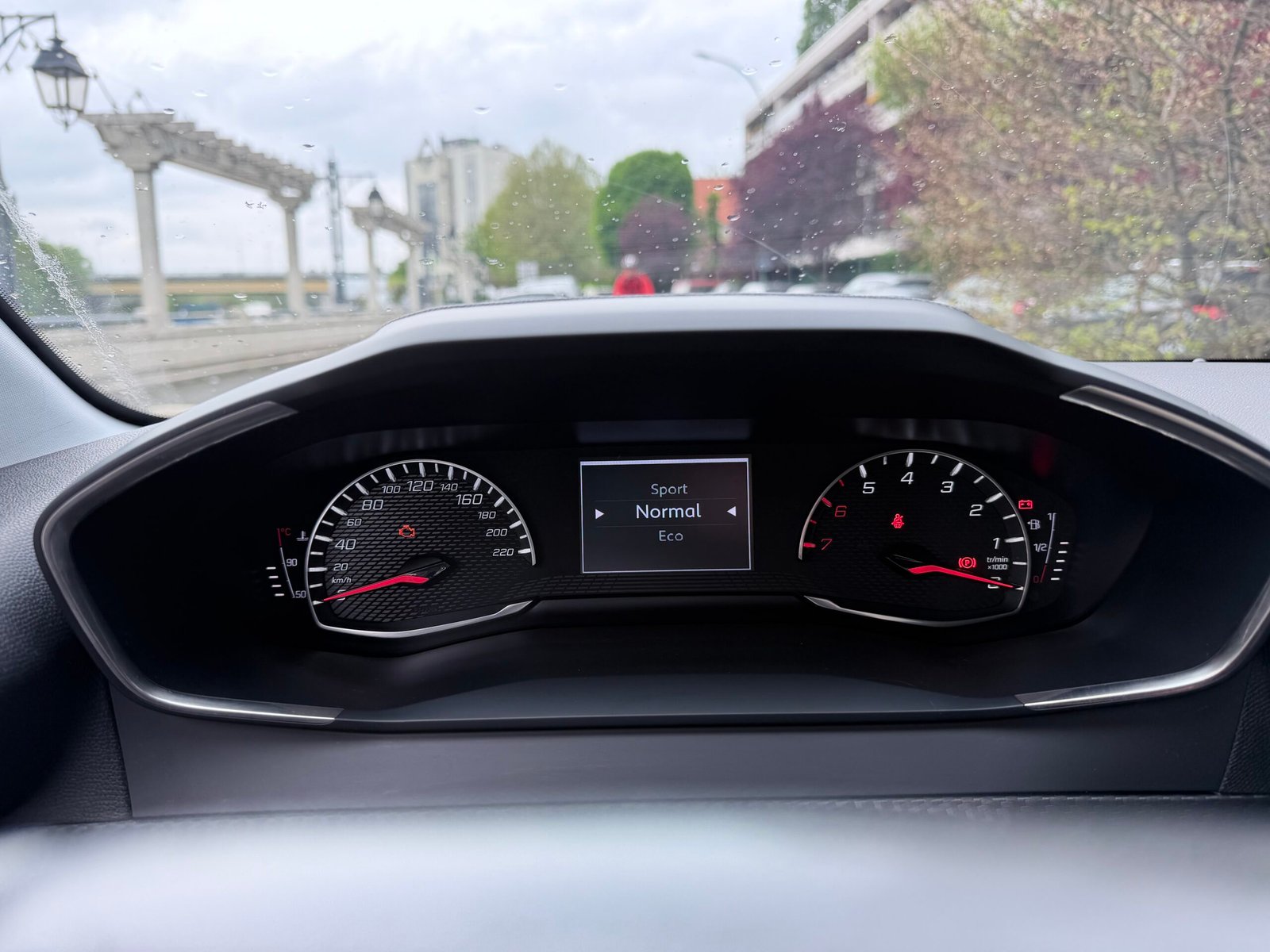 Peugeot 208 allure boîte automatique 1.2 essence 130