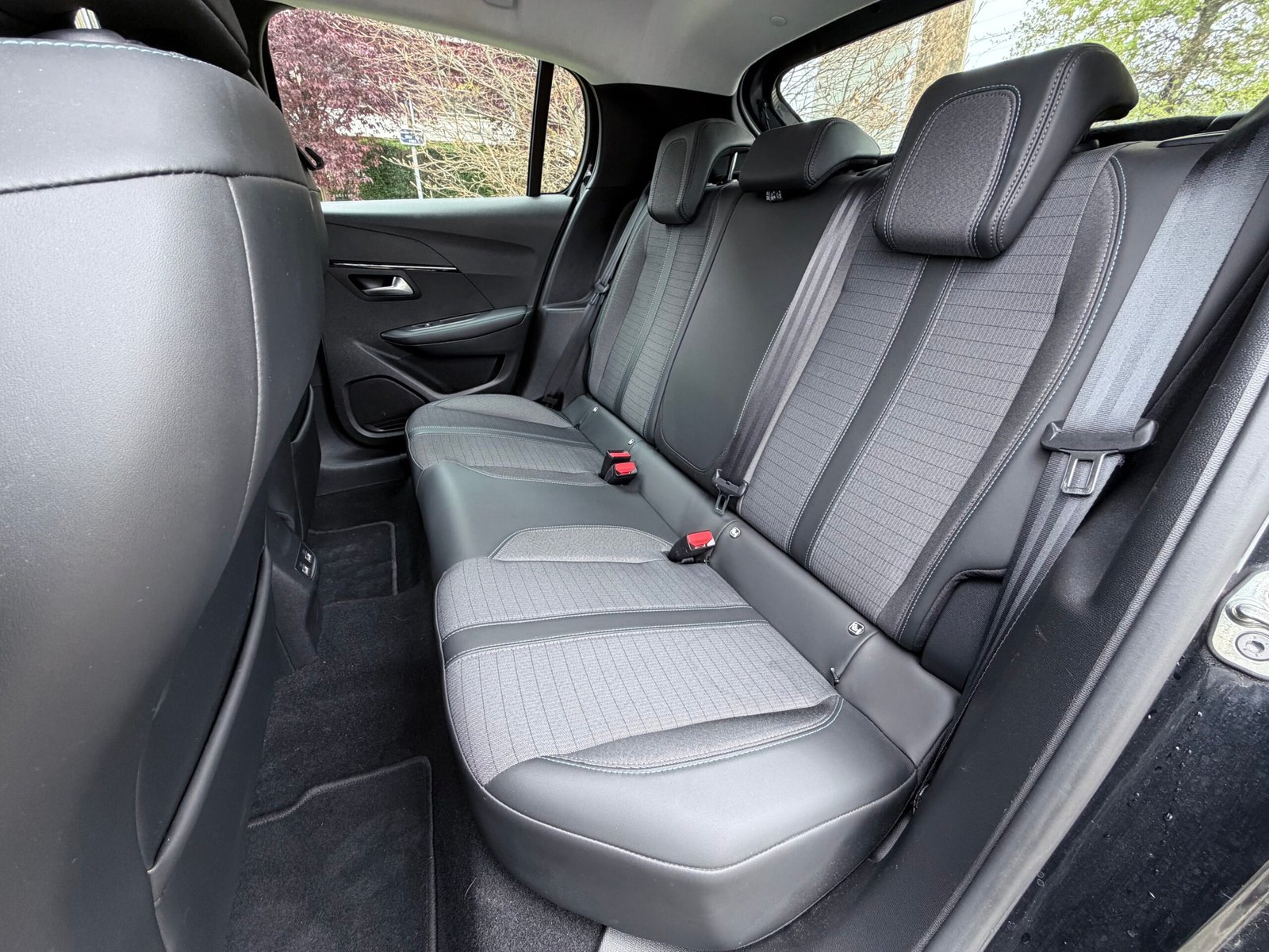 Peugeot 208 allure boîte automatique 1.2 essence 130