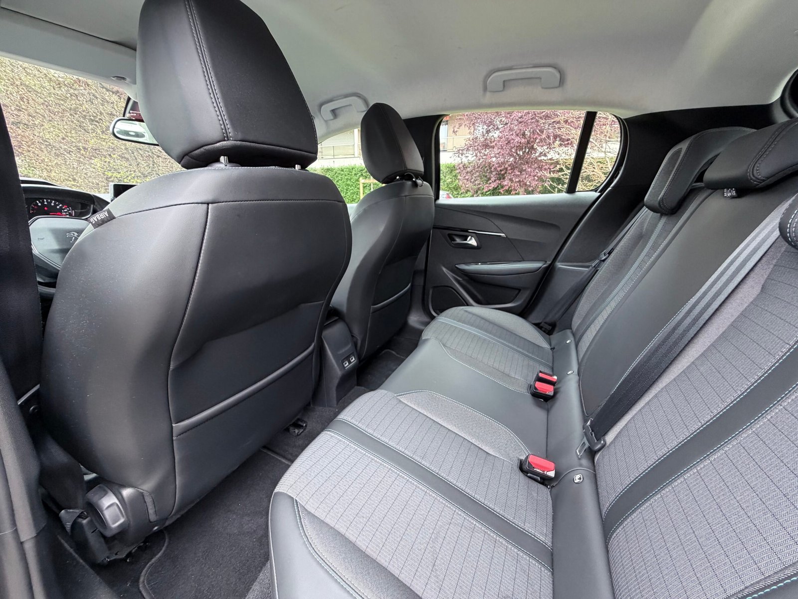 Peugeot 208 allure boîte automatique 1.2 essence 130