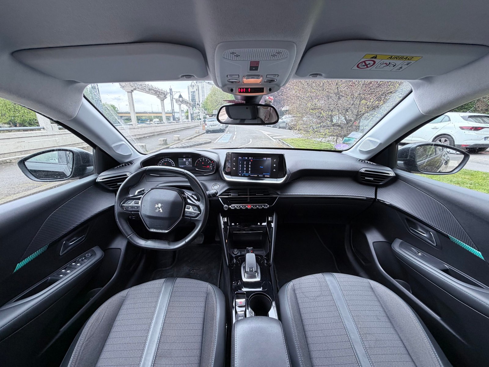 Peugeot 208 allure boîte automatique 1.2 essence 130