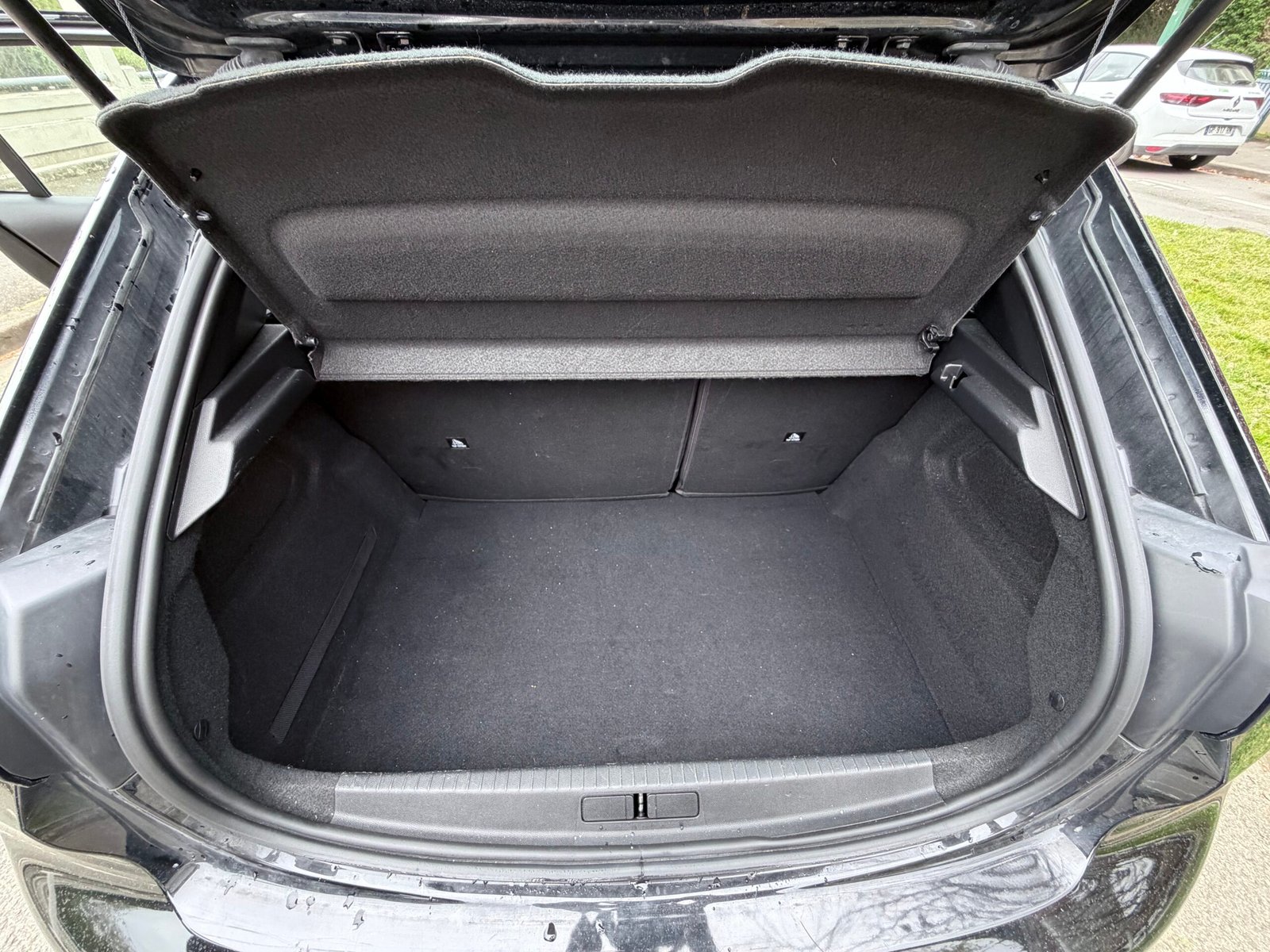 Peugeot 208 allure boîte automatique 1.2 essence 130