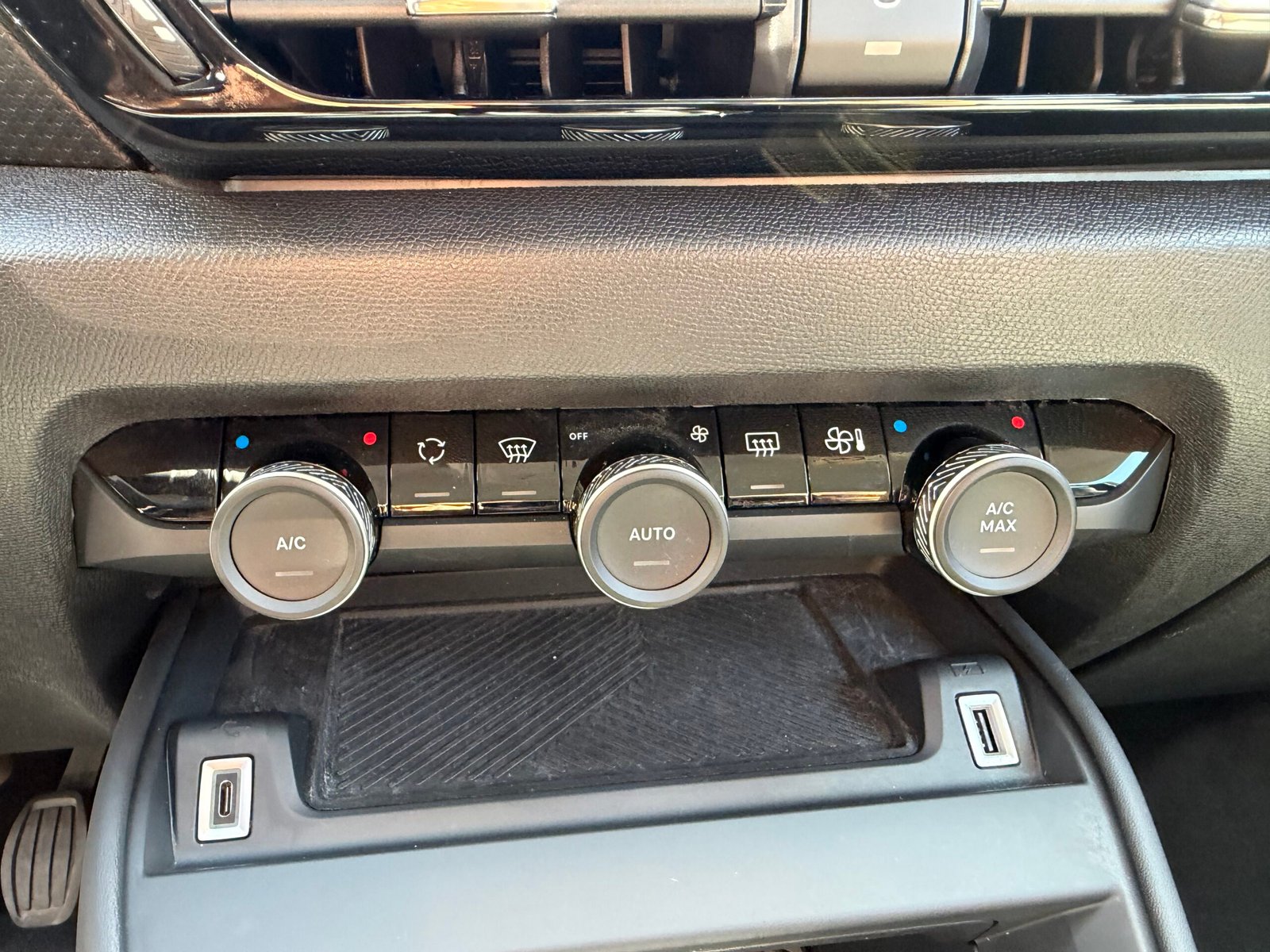 CITROEN C4 III 1.2 PURETECH 130 S&S FEEL PACK BVM6 Caractéristiques CITROEN C4 III 1.2 PURETECH 130 S&S FEEL PACK BVM6