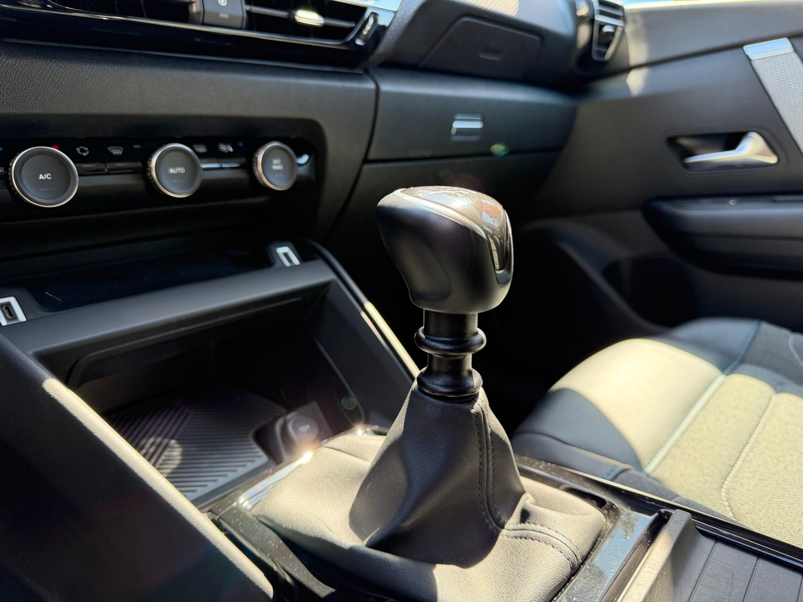 CITROEN C4 III 1.2 PURETECH 130 S&S FEEL PACK BVM6 Caractéristiques CITROEN C4 III 1.2 PURETECH 130 S&S FEEL PACK BVM6