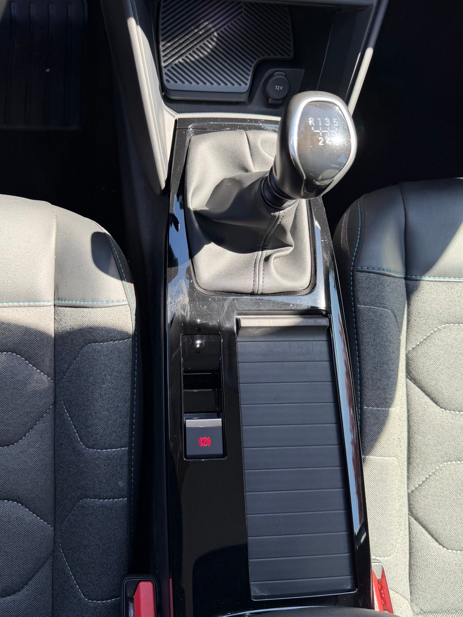 CITROEN C4 III 1.2 PURETECH 130 S&S FEEL PACK BVM6 Caractéristiques CITROEN C4 III 1.2 PURETECH 130 S&S FEEL PACK BVM6