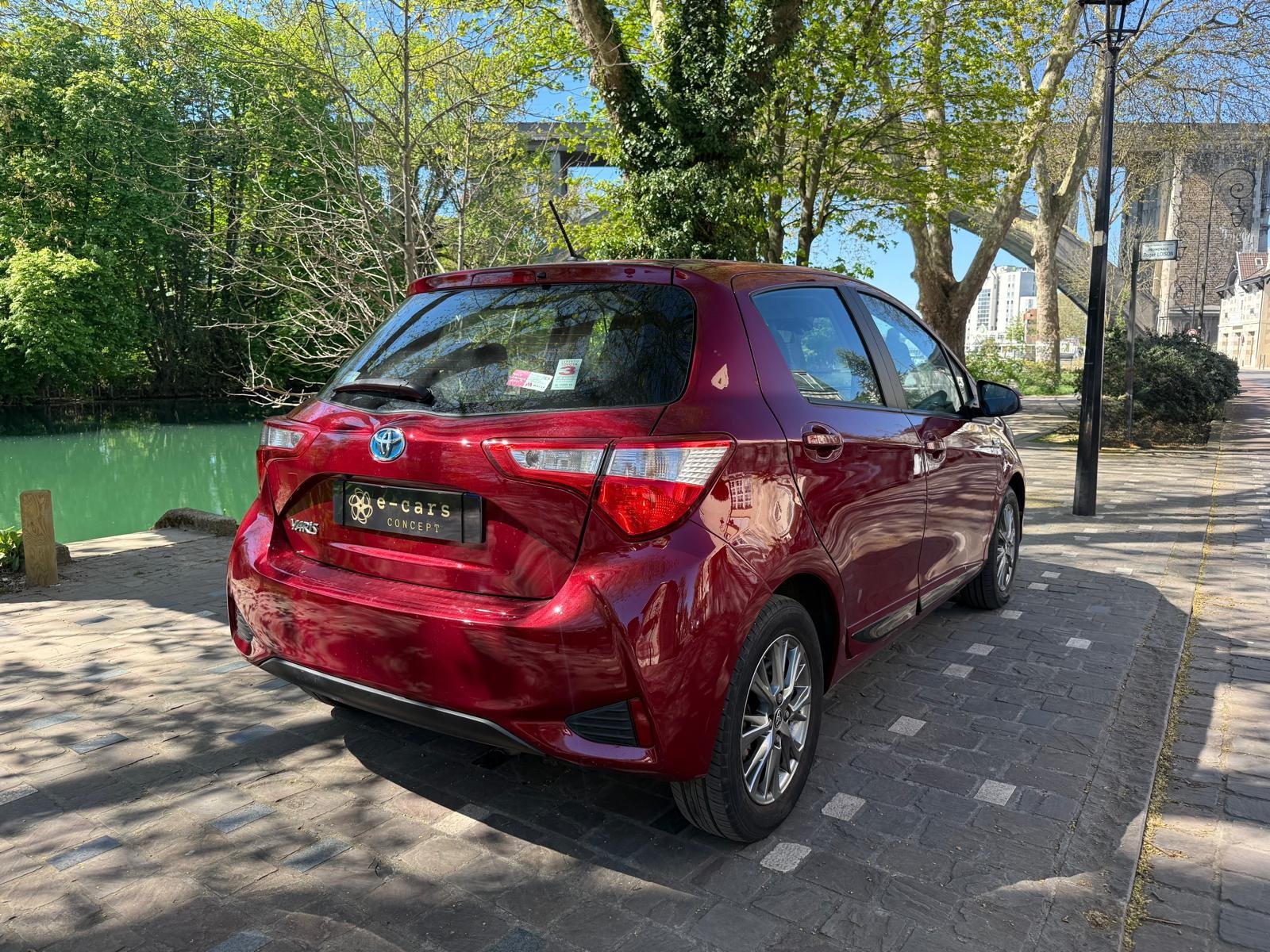 Toyota Yaris E-CVT 100H “Dynamic”