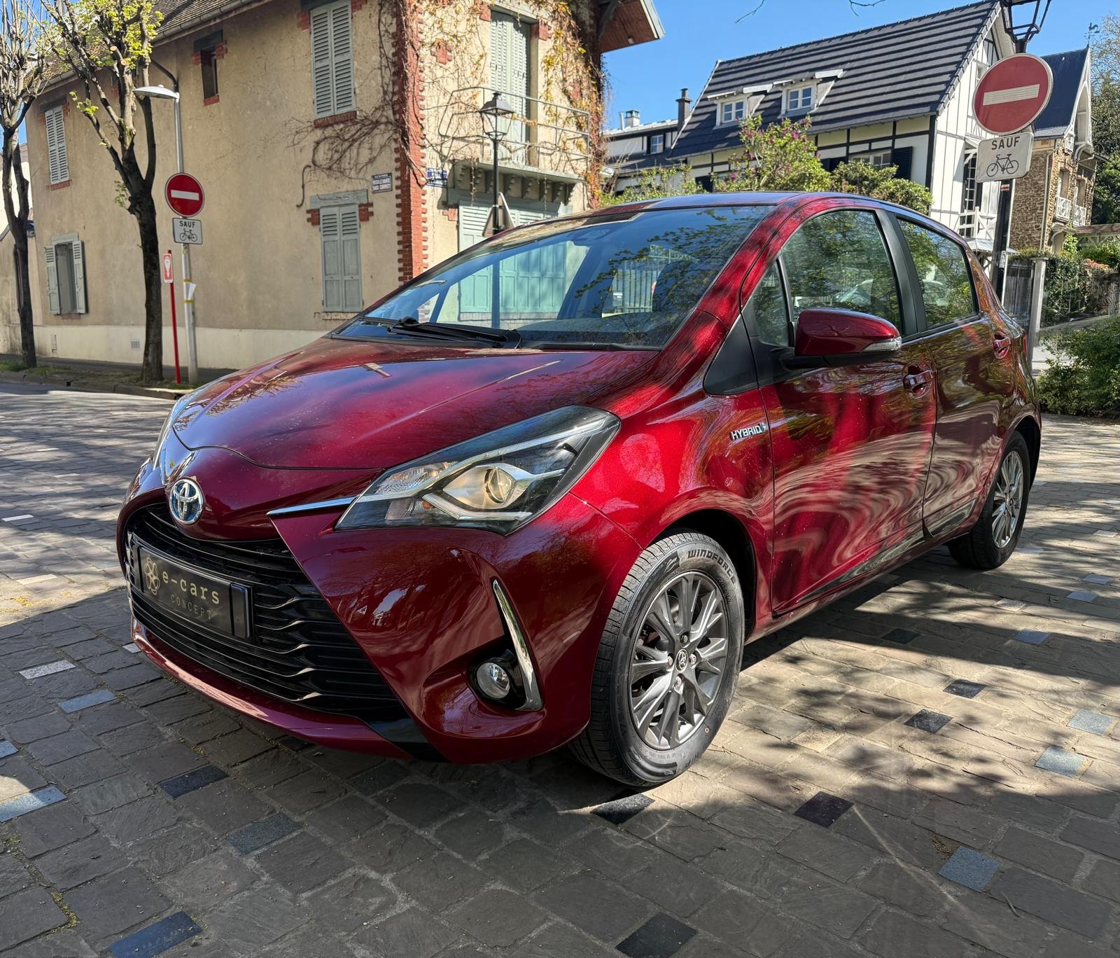 Toyota Yaris E-CVT 100H “Dynamic”