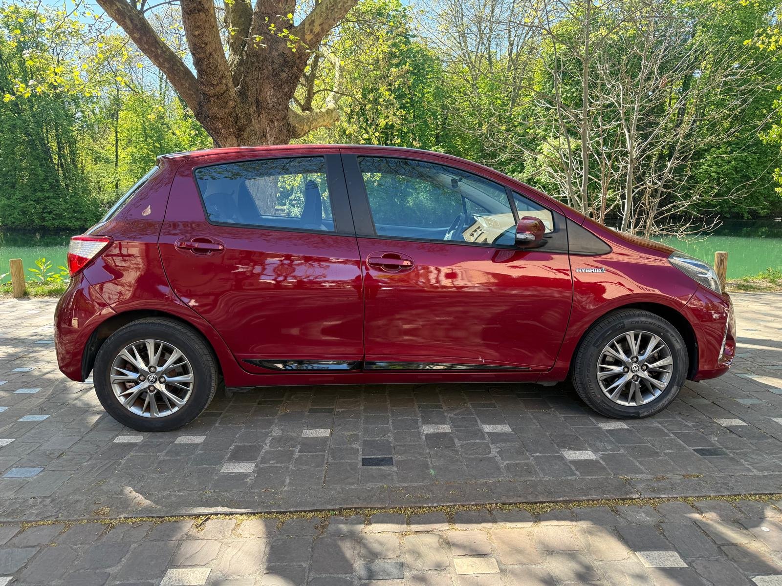 Toyota Yaris E-CVT 100H “Dynamic”