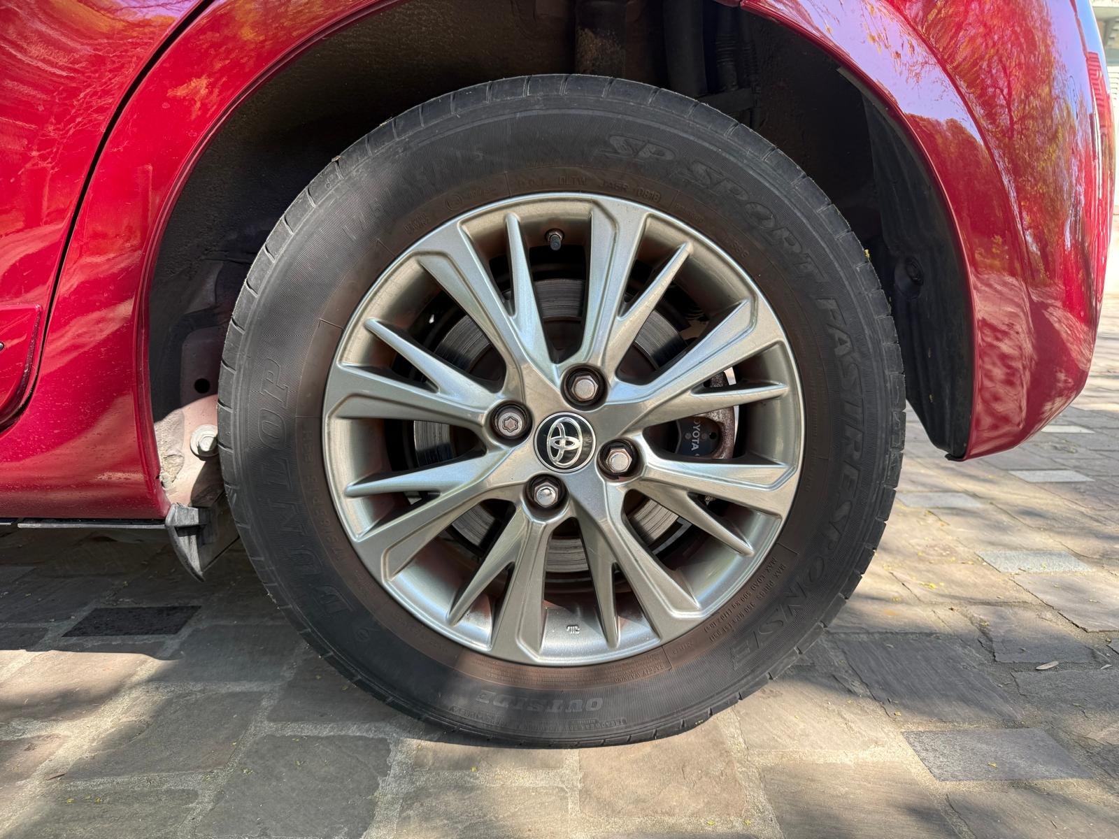 Toyota Yaris E-CVT 100H “Dynamic”