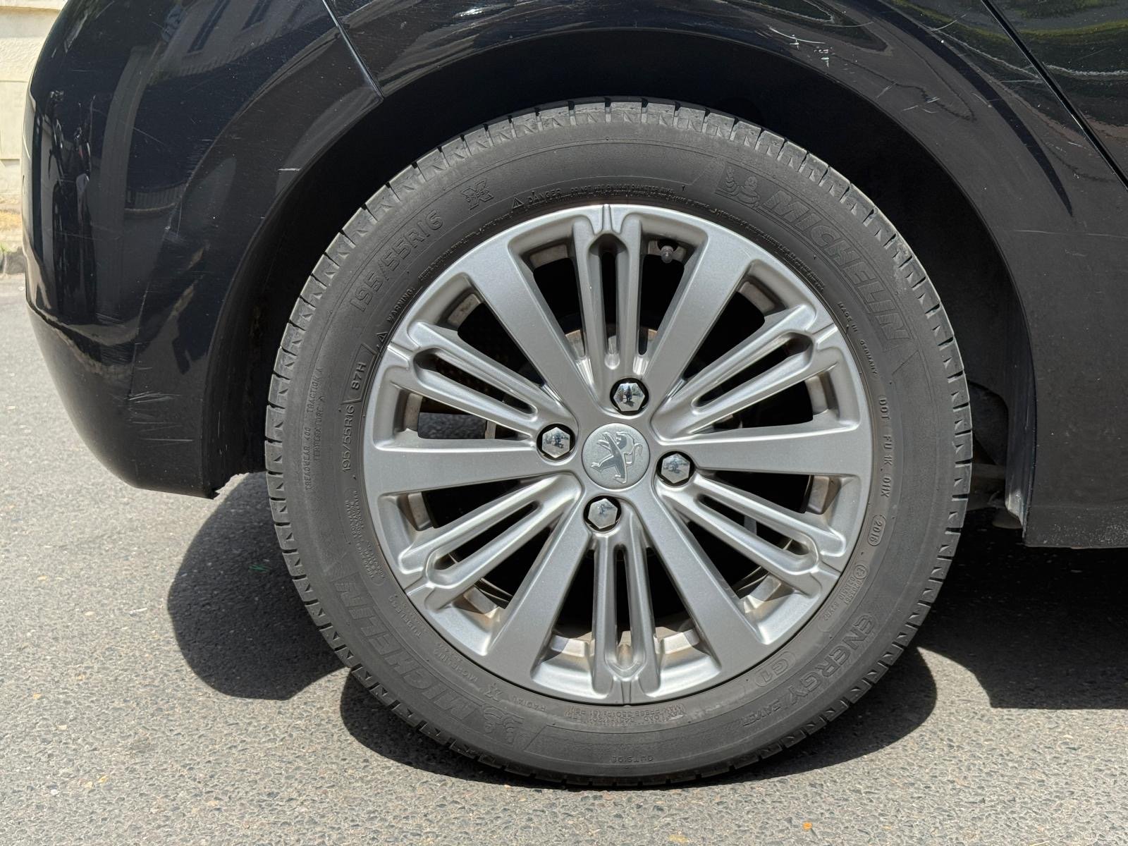 Peugeot 208 phase 2 puretech 1.2 VTI  finition Allure 82 cv