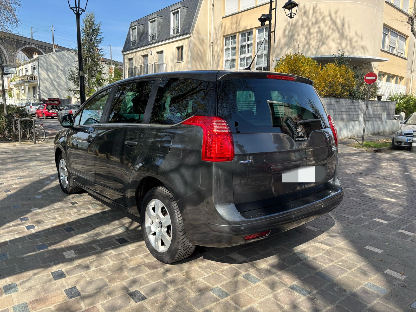 PEUGEOT 5008 1.6 e-HDI120ch “Active Bus”