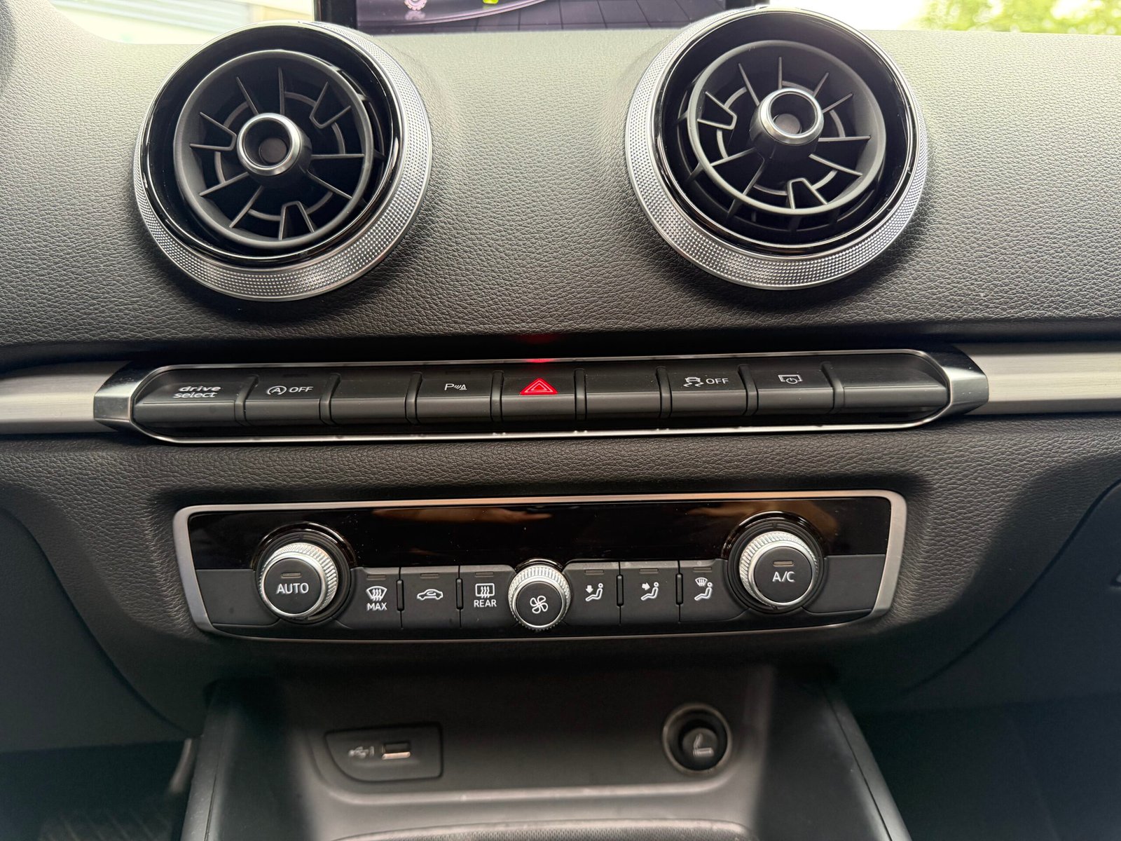AUDI A3 Série 3 Phase 2 Sportback 1.6 TDI 16V S-Tronic7 S&S 116 cv Boîte auto Midnight Series