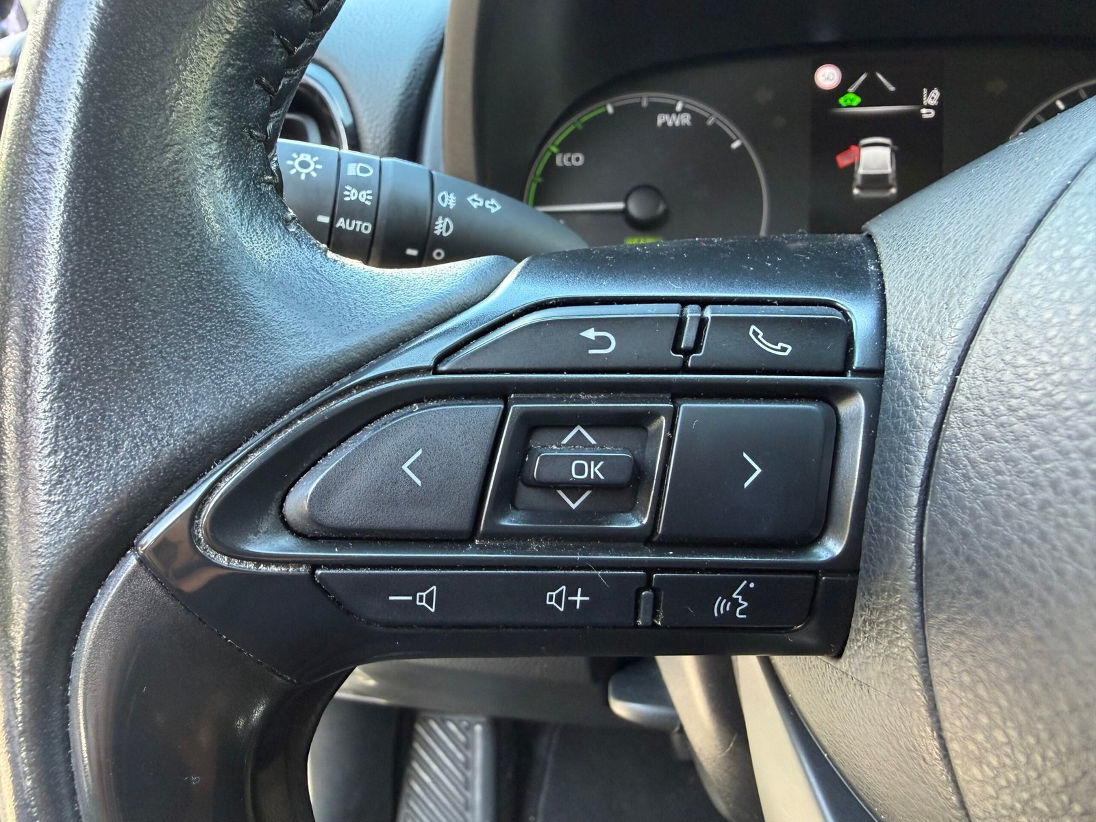 TOYOTA Yaris 4 Fab France 1.5 VVTI 12V 116 HSD Hybrid E-CVT 92 cv Boîte auto ENTRETIEN FULL TOYOTA Dynamic