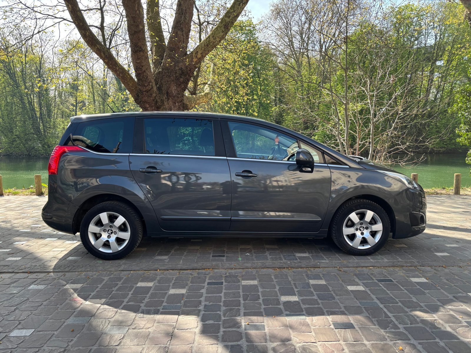 PEUGEOT 5008 1.6 e-HDI120ch “Active Bus”