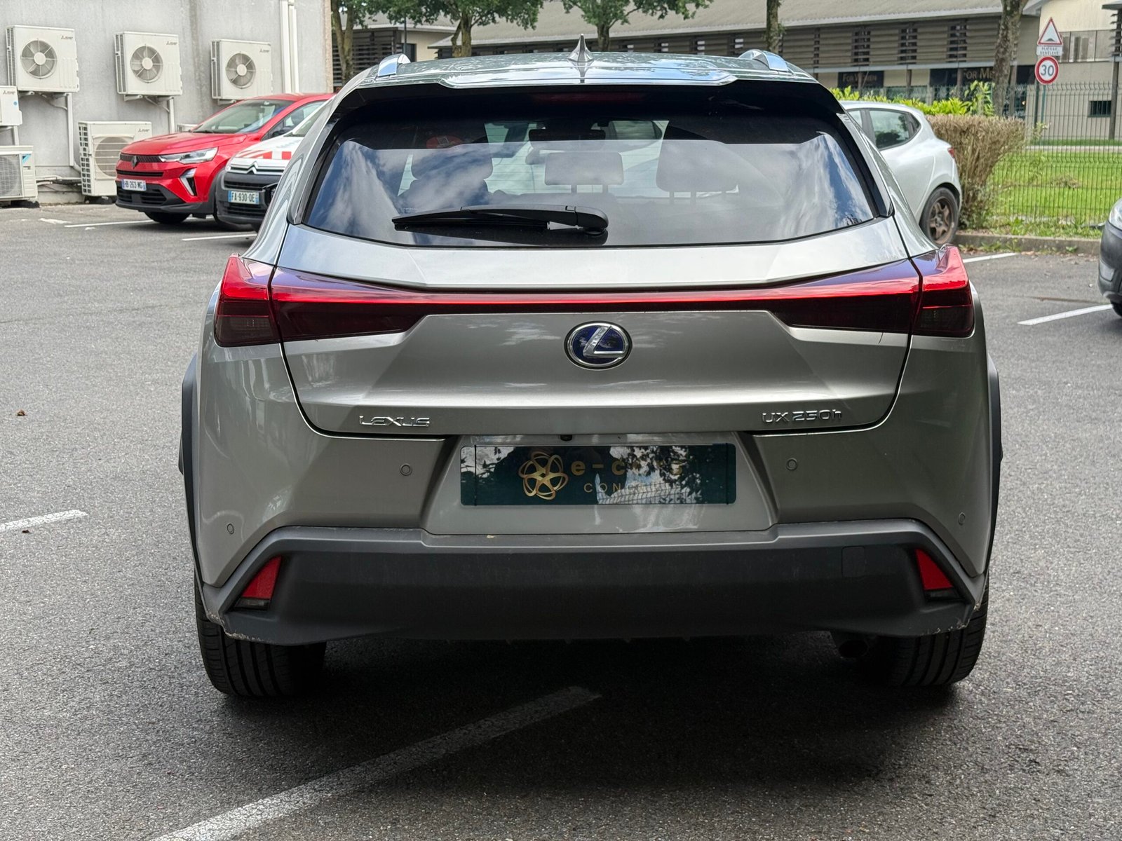 LEXUS UX 250h 2.0 VVT-iE 16V 184 Hybrid FWD 152 cv Boîte auto Prenium Edition