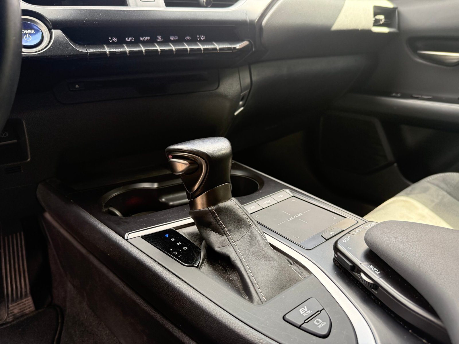 LEXUS UX 250h 2.0 VVT-iE 16V 184 Hybrid FWD 152 cv Boîte auto Prenium Edition