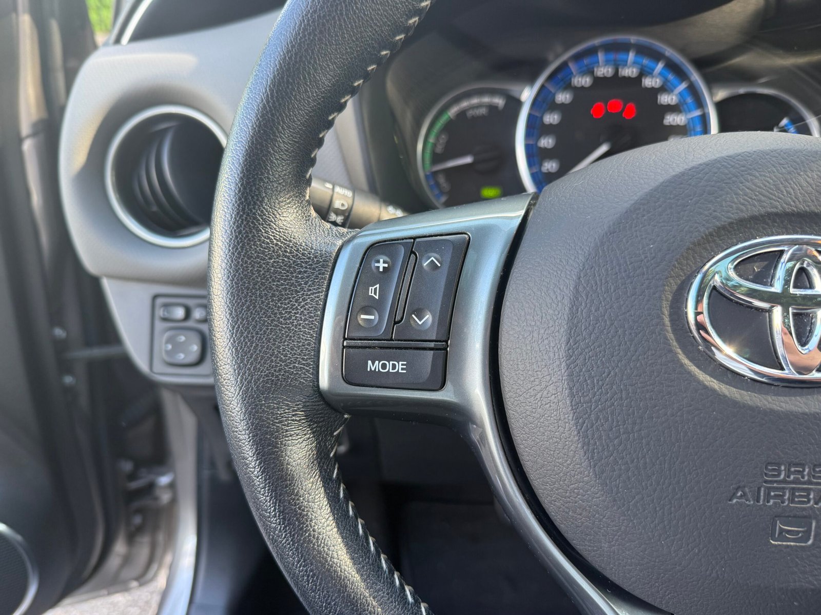 TOYOTA Yaris 3 Phase 2 1.5 VVTi 16V HSD Hybrid 100h E-CVT 75 cv Boîte auto Dynamic