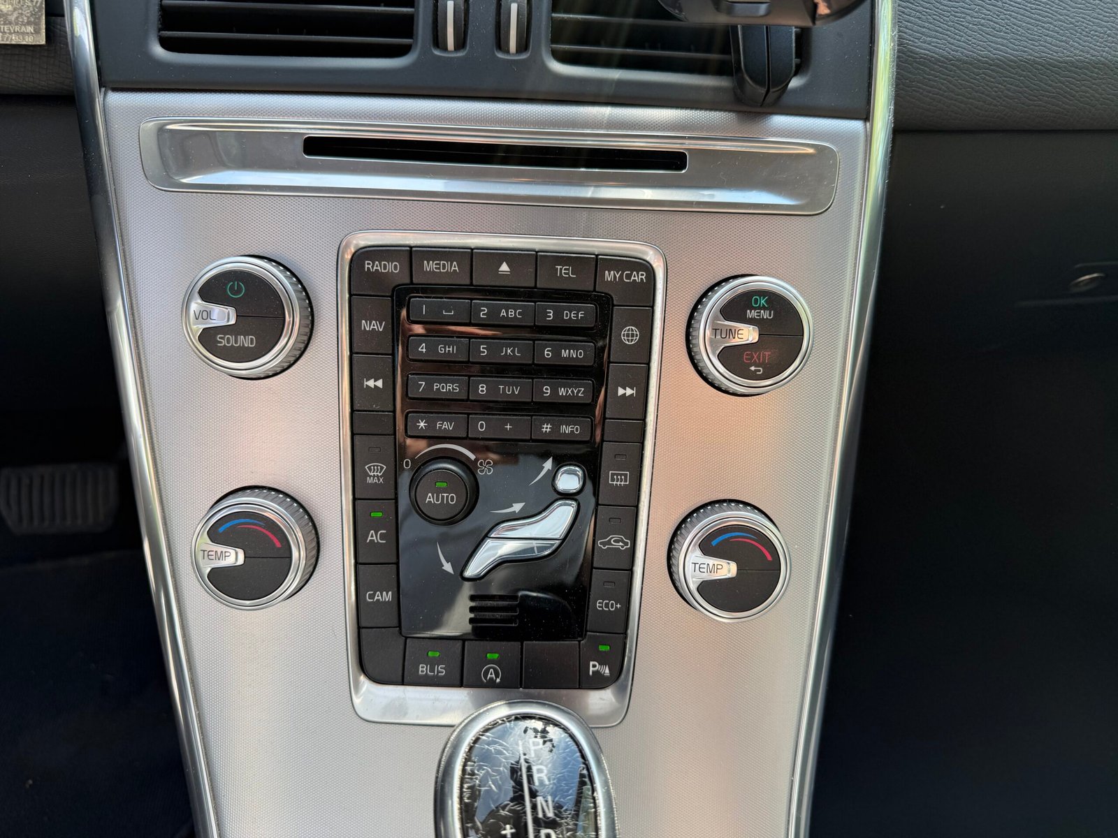 VOLVO XC60 (phase 2) D4 Geartronic 8 190 ch « Summum »