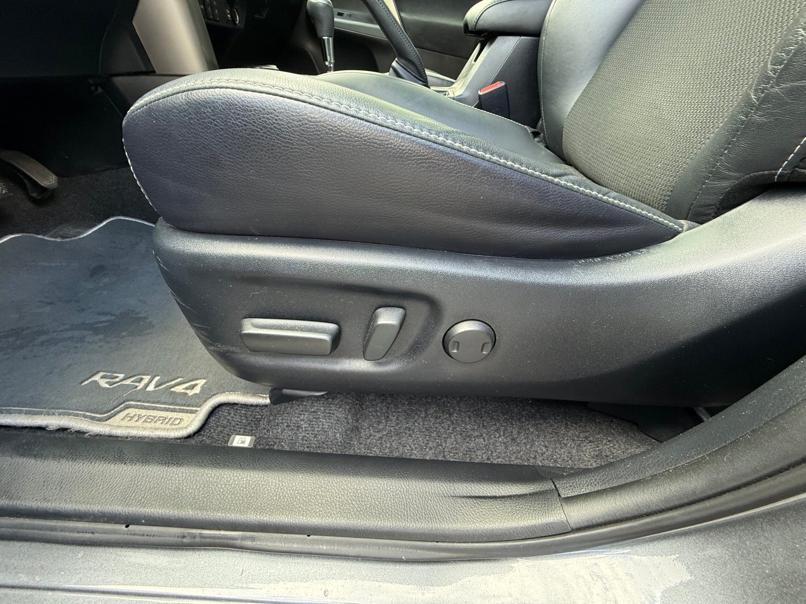 TOYOTA RAV4 IV phase 2 2.5 VVTi 197 Hybrid 4WD E-CVT 155CH « BLACK EDITION »