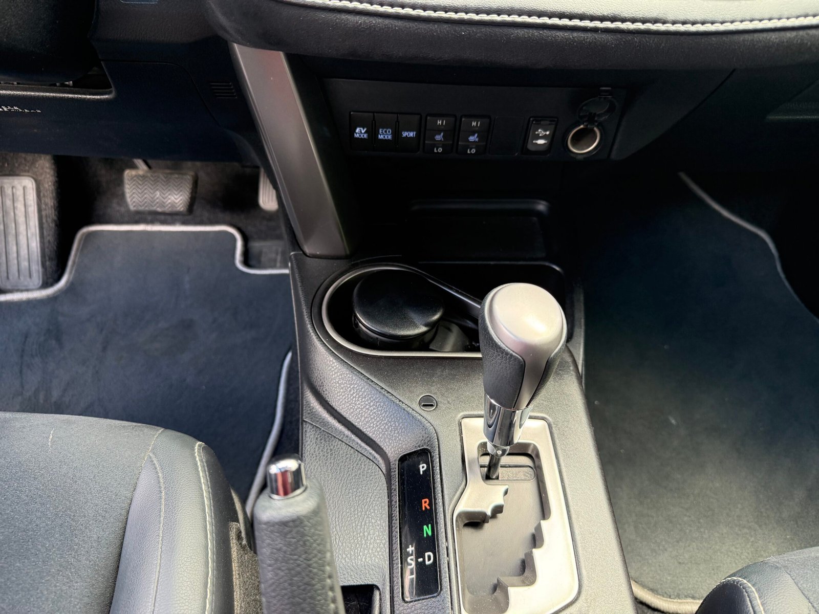 TOYOTA RAV4 IV phase 2 2.5 VVTi 197 Hybrid 4WD E-CVT 155CH « BLACK EDITION »