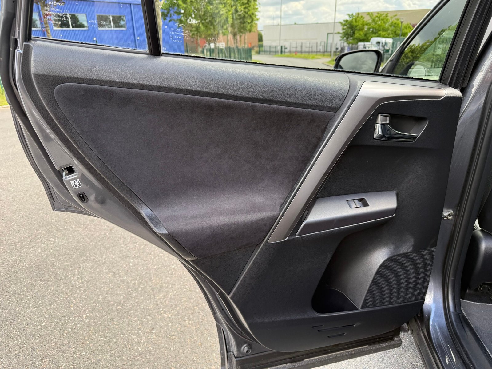 TOYOTA RAV4 IV phase 2 2.5 VVTi 197 Hybrid 4WD E-CVT 155CH « BLACK EDITION »