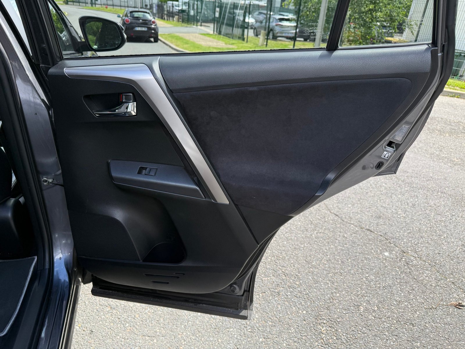 TOYOTA RAV4 IV phase 2 2.5 VVTi 197 Hybrid 4WD E-CVT 155CH « BLACK EDITION »