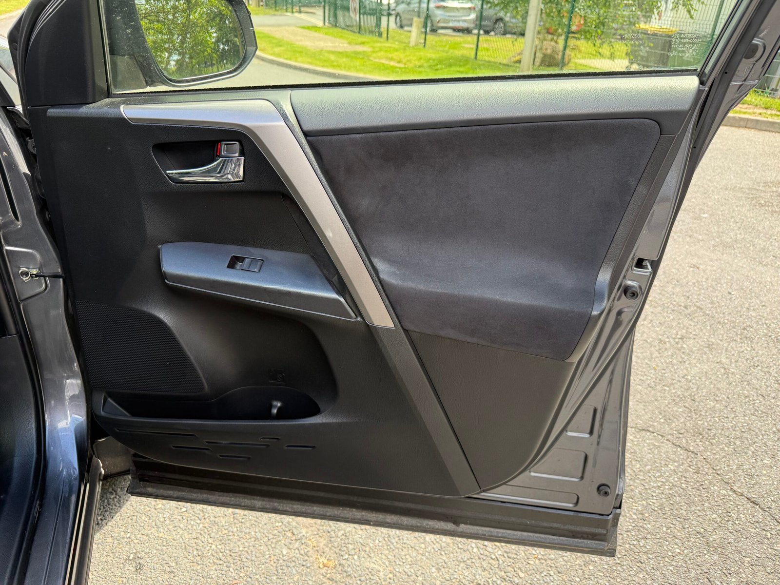 TOYOTA RAV4 IV phase 2 2.5 VVTi 197 Hybrid 4WD E-CVT 155CH « BLACK EDITION »