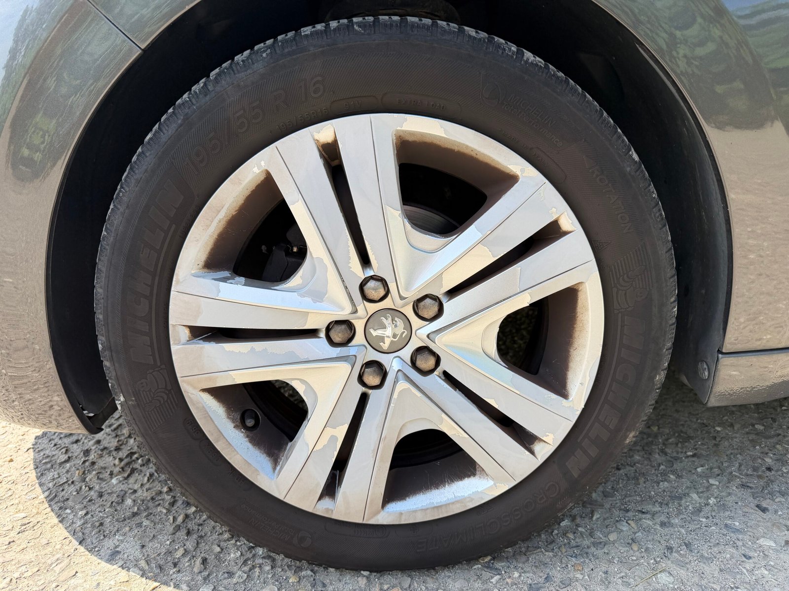 Peugeot 208 « Signature » 1,2 vti 82ch